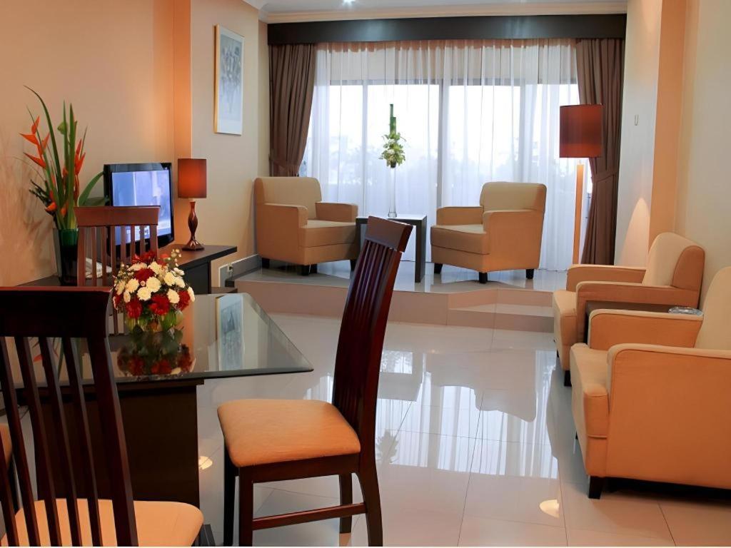 Danau Toba Hotel International Медан Екстериор снимка