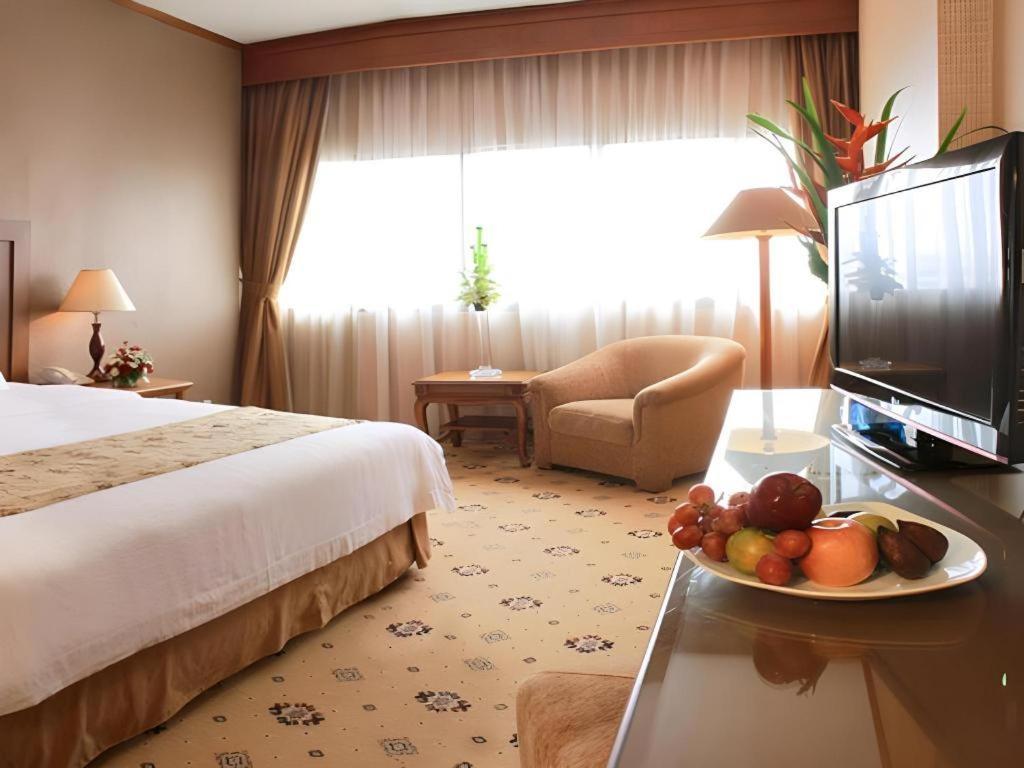 Danau Toba Hotel International Медан Екстериор снимка